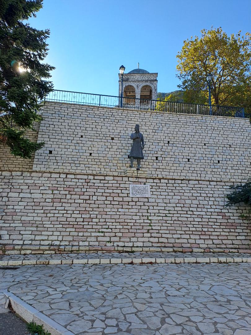 Ανάληψη (Δερβέκιστα) Πλατεία, Ανδριάντας Γεωργίου Καραϊσκάκη