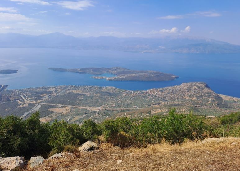 Νησί Τριζόνια απέναντι το Αίγιο που πέρασε με καΐκια η ομάδα  των «εξοδιτών» Μεσολογγιτών